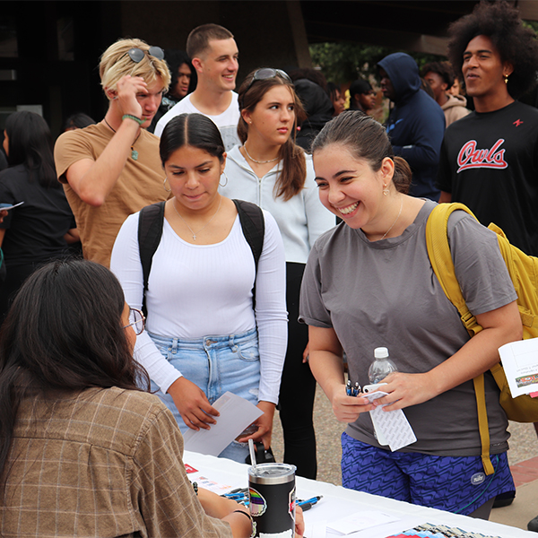 Students Register for Welcome Day 